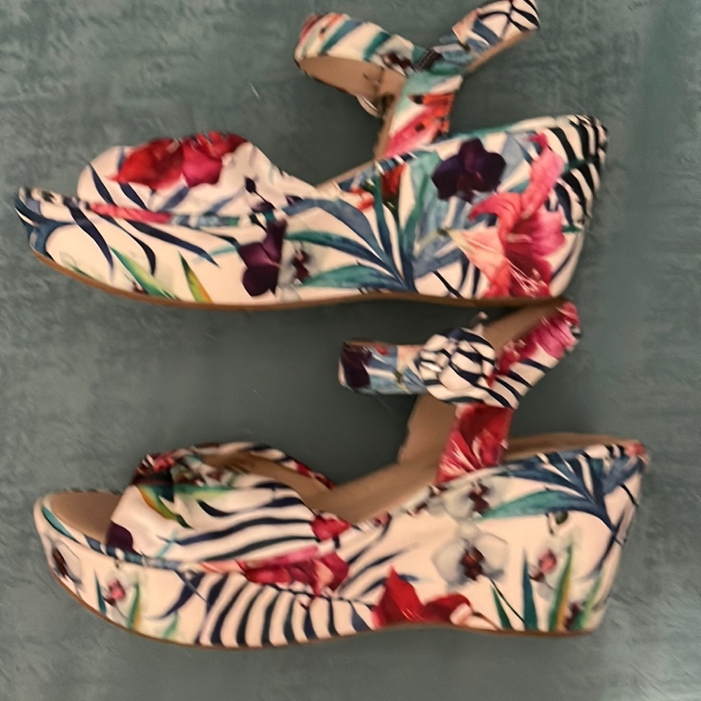 Floral platform shoes ankle straps 9M.  Never worn. New without tags